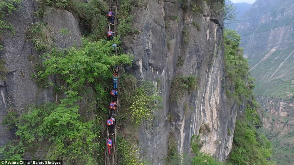 この動画 考えさせられる 中国 崖の村 世界で最も危険な通学路 じんわりラボ